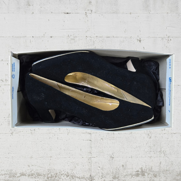 80s Vintage Black Suede Pointed Square Toe Gold Trim USA Made 2.5" Heels Size 8 - Picture 11 of 14